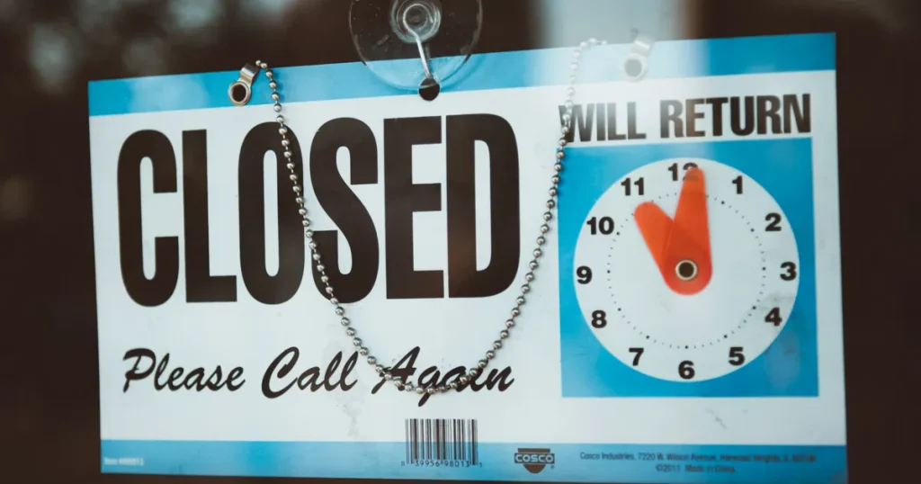 Closed sign with a will-return clock, for an article on Google Ads suspended accounts