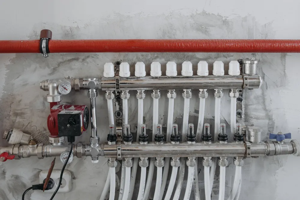 Heating manifold with a flow meter on each of its nine supply lines